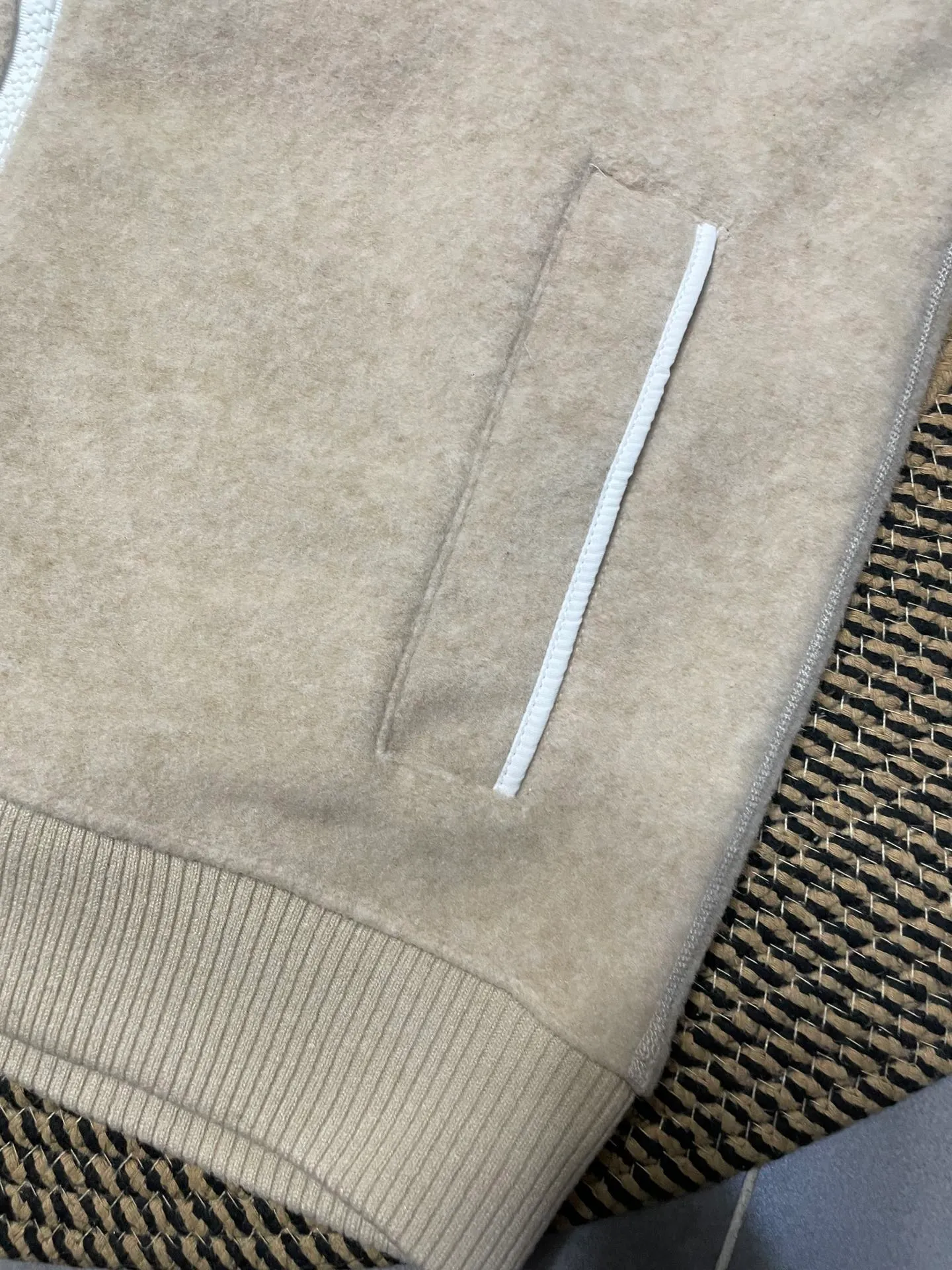P600 Khaki CANADA GOOSE/Canada Goose Autumn and winter couple's fleece vest jacket 🔘Color: Black Gray Khaki Highest version Original fabric High version High quality) ⚠All details Fabric accessories craftsmanship (all 1:1 verified) (The owner is a "detail monster" so the goods he makes also pay attention to details) 1⃣ Distinguish the wrong version of the market goods: all go single line ❌ Our genuine 1:1 special machine presses the line (high requirements for machine workers) 2⃣ Differentiates the market from drawings and making goods. Fabric color difference is too big. You get what you pay for, not fast food. 3⃣ Differentiates the market from low-end versions to receive labels, hang tags, and wash labels. All our accessories are custom-made (approved level) 4⃣ Differentiates the market from the detail-free workmanship❌ Our workmanship: neckline, shoulder line, armholes, cuffs, hem (In order to increase the cost, we must also restore the original product: yoke taping, double needle threading🔍) Size: S-XXL